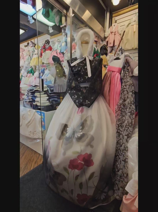 2. Custom Hanbok & Street-Food Sampling at Namdaemun Market